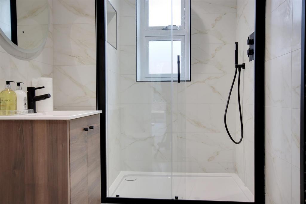 Bathroom 2.jpg