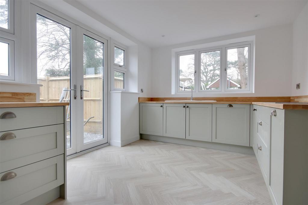 Kitchen 2.jpg