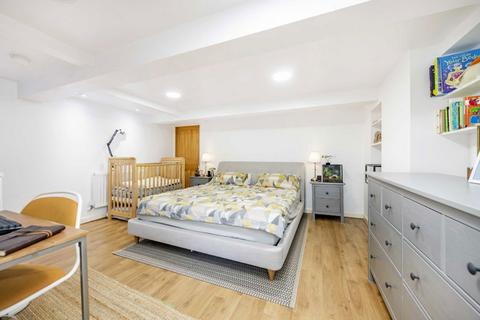 2 bedroom flat for sale, Hanley Road, London N4