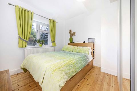 2 bedroom flat for sale, Hanley Road, London N4