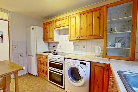 2 bedroom flat to rent, Hillstone Court