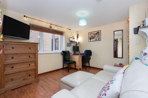 1 bedroom flat for sale, Draycott Close, London, NW2 1UN