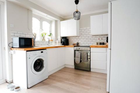 1 Henley Deane, Northfleet, Gravesend, DA11 8SU