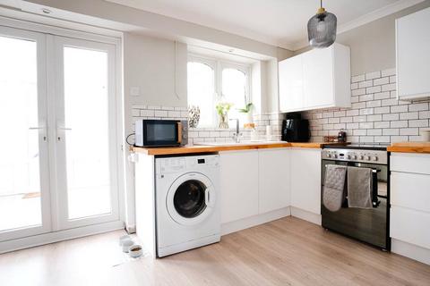 1 Henley Deane, Northfleet, Gravesend, DA11 8SU