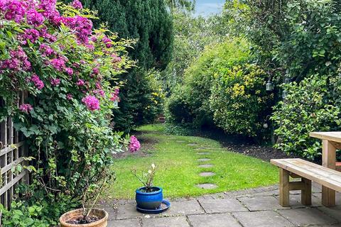 25 Dennis Road, East Molesey, KT8 9EE
