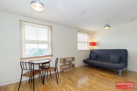 Studio to rent, Regents Park Road, N3