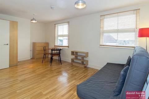 Studio to rent, Regents Park Road, N3