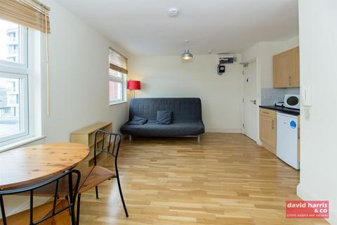 Studio to rent, Regents Park Road, N3