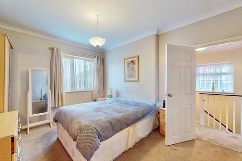 3 bedroom end of terrace house for sale, Bennetts Castle Lane, Dagenham RM8