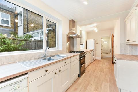 4 bedroom detached house to rent, Thornhill Road, Surbiton KT6