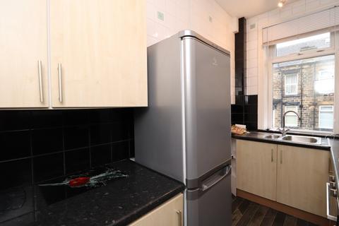 2 bedroom end of terrace house to rent, Rosemont Grove, Bramley, Leeds, LS13