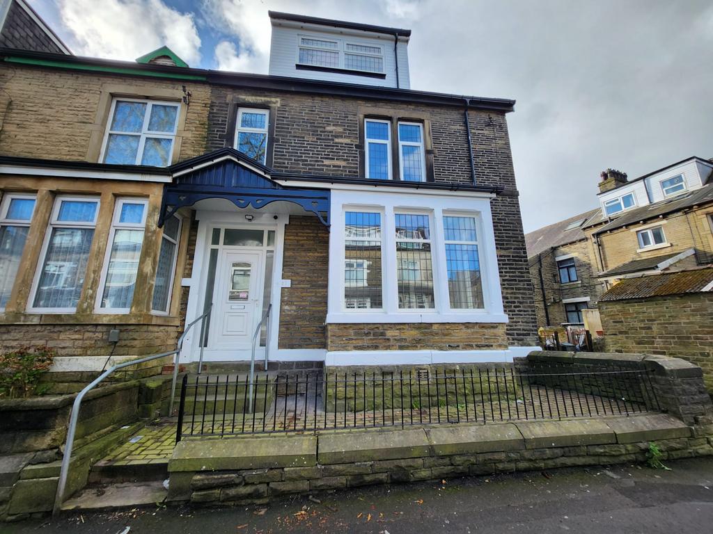 27 Hartman Place, Bradford, BD9 5 DN