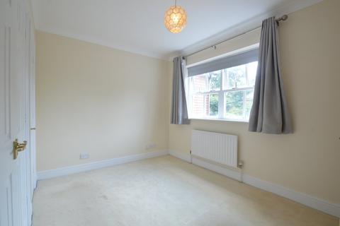 3 bedroom end of terrace house to rent, Hadley Place, WEYBRIDGE, KT13