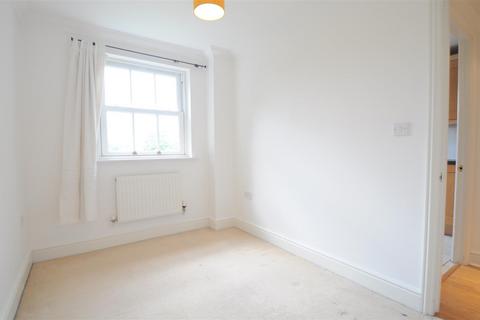 2 bedroom flat to rent, Sells Close, Guildford GU1