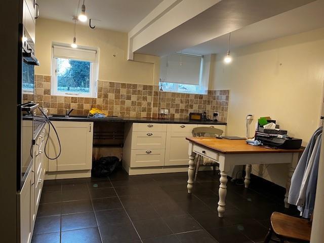 Kitchen (002).jpg