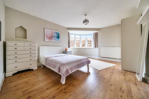 10 Rydes Hill Crescent, Guildford, GU2 9UH