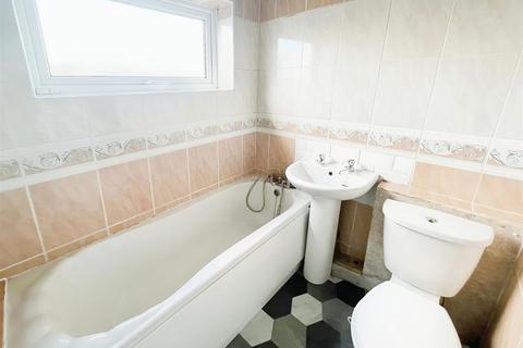 2 bedroom terraced house to rent, Stoneclose Avenue, Hexthorpe DN4