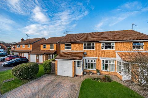 3 bedroom semi-detached house to rent, Riding Way, Berkshire RG41