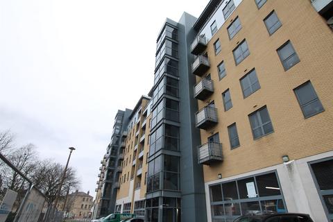 2 bedroom apartment to rent, Queens Court, HU1