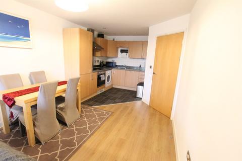 2 bedroom apartment to rent, Queens Court, HU1