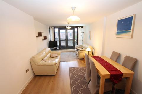 2 bedroom apartment to rent, Queens Court, HU1