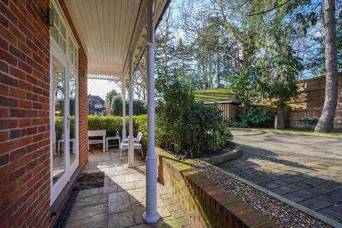 2 bedroom flat to rent, Oatlands Chase, Weybridge, Surrey, KT13