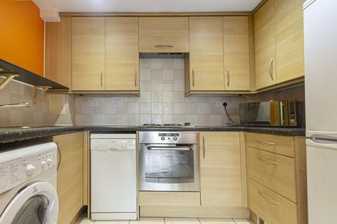 2 bedroom flat to rent, Tilley Road, Feltham TW13