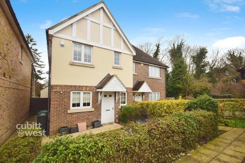 5 bedroom semi-detached house to rent, Acer Close Banstead SM7