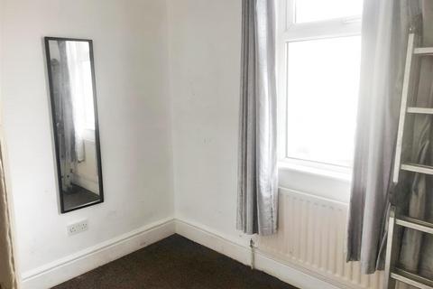 3 bedroom terraced house to rent, Royton Road, Waterloo