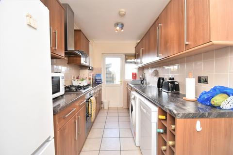 3 bedroom semi-detached house to rent, Olyffe Avenue Welling DA16