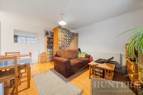 1 bedroom flat for sale, Edgecot Grove, London, N15