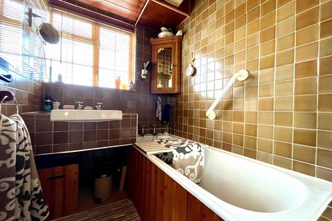 31 Tiverton Way, Chessington, KT9 2QS