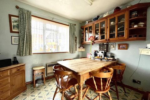 31 Tiverton Way, Chessington, KT9 2QS