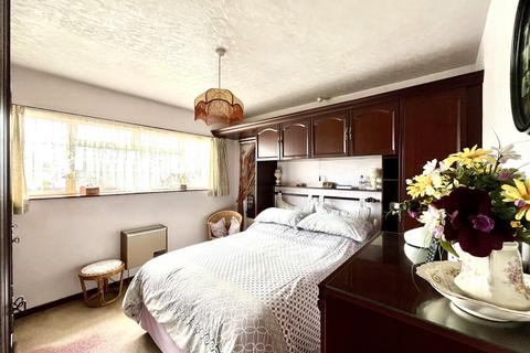 31 Tiverton Way, Chessington, KT9 2QS