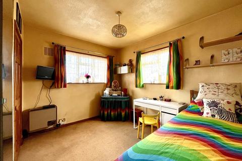 31 Tiverton Way, Chessington, KT9 2QS