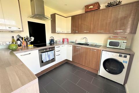 3 bedroom flat to rent, 208 Cooden Sea Road, Bexhill-on-Sea, TN39