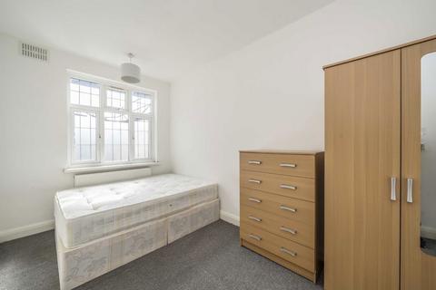 4 bedroom flat to rent, Finchley Road, London NW2