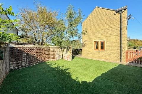 3 bedroom detached house to rent, Dewsbury Road, Brighouse