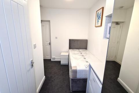 Studio to rent, Clare Road, Hounslow, TW4