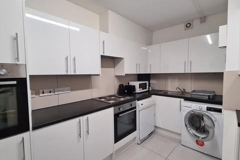 Studio to rent, Clare Road, Hounslow, TW4