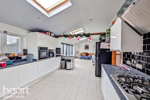 4 bedroom semi-detached house for sale, Edinburgh Road, Grantham