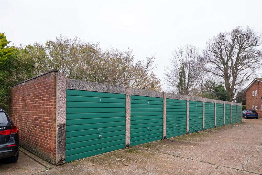 5 Elizabeth Court externals.jpg