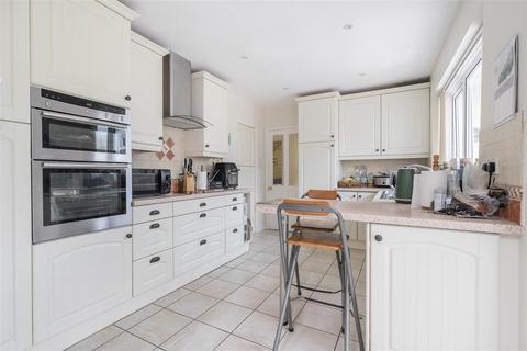 16 Brookwell Close, Chippenham, SN15 1PJ