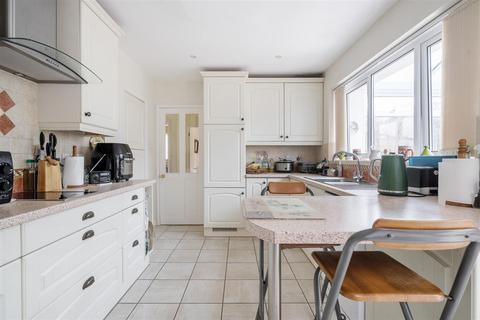 16 Brookwell Close, Chippenham, SN15 1PJ
