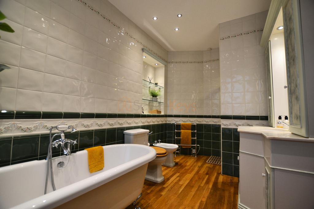Master Bathroom.JPG