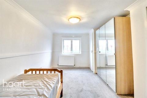 4 bedroom terraced house to rent, Claude Road, LONDON