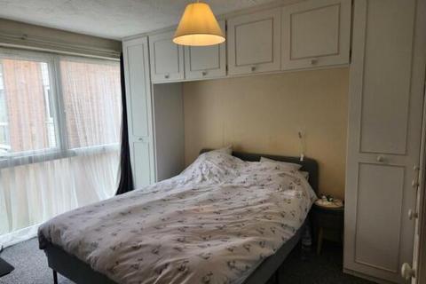 2 bedroom flat to rent, Inks Green, Highams Park