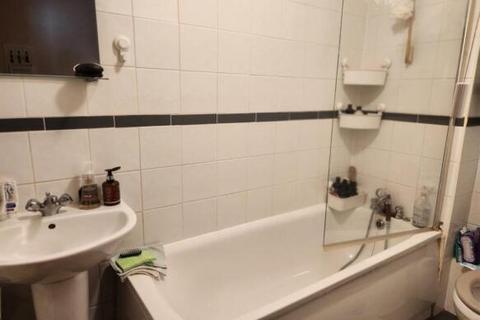 2 bedroom flat to rent, Inks Green, Highams Park