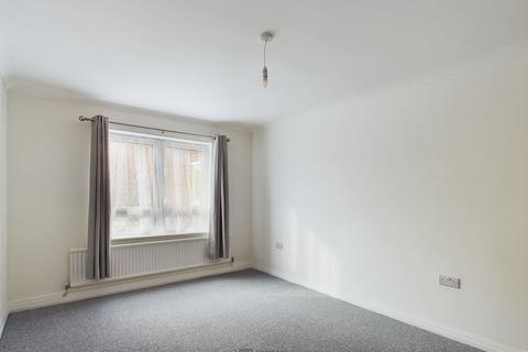 3 bedroom flat to rent, High Street, Crown Court, PO1