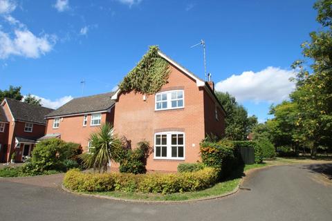 3 bedroom house to rent, Balmoral Close, Leicester